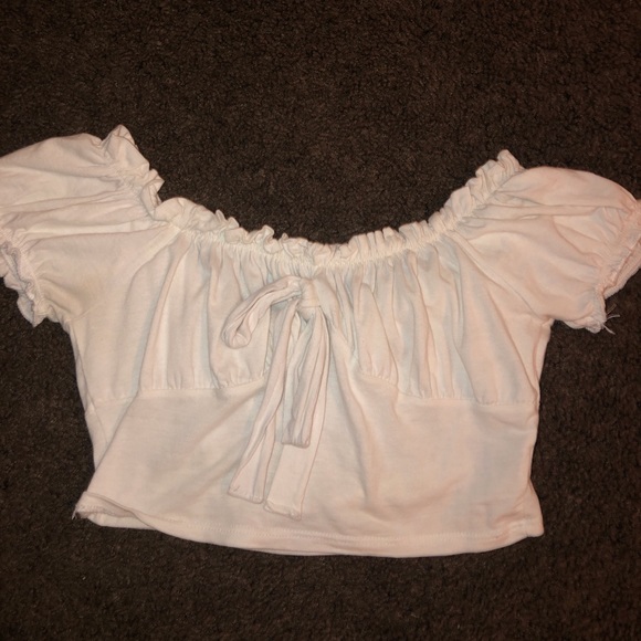 White crop top. - Picture 1 of 3